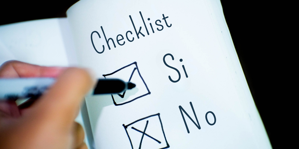 Checklist con una llave de auto al lado